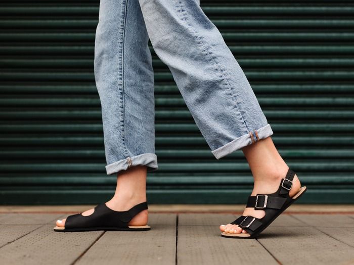 Black leather Camino Lite sandals