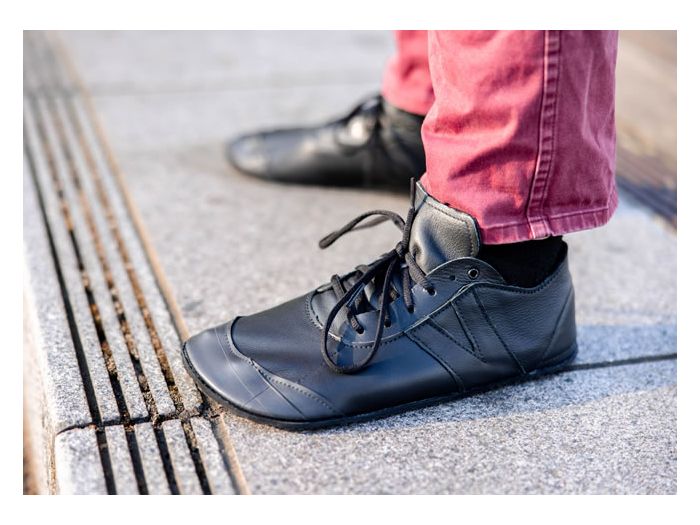 Wide toebox black leather sneakers