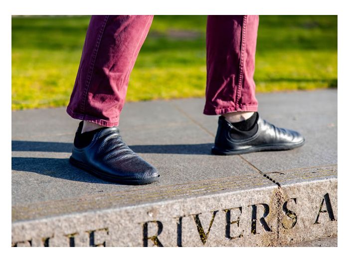 Urban casual black walking shoes