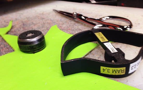 clicking-cutting-shoe-motif-die-patterns