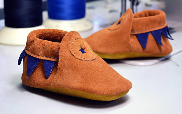 finishing-brown-leather-child-moccasin