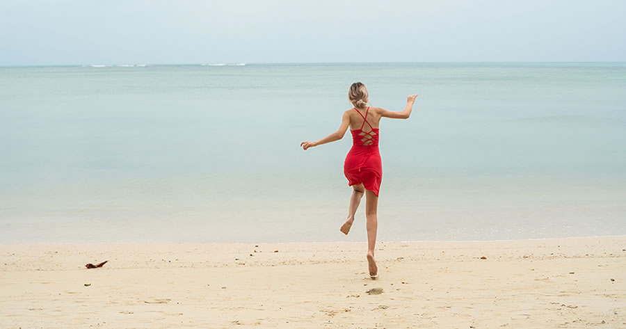 8 Benefits of Walking and Running Barefoot on Sand