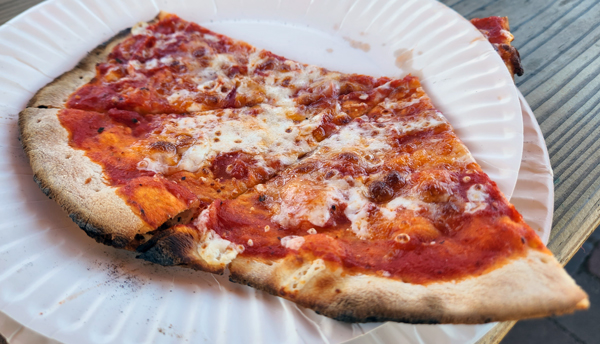 Delicious cheese pizza